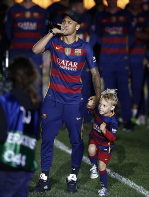 Neymar comemora títulos do Barcelona com o filho David Lucca no gramado do Camp Nou (Foto: AP Photo/Manu Fernandez)