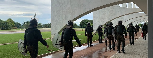 Militares reforçam a segurança do Palácio do Planalto — Foto: O GLOBO