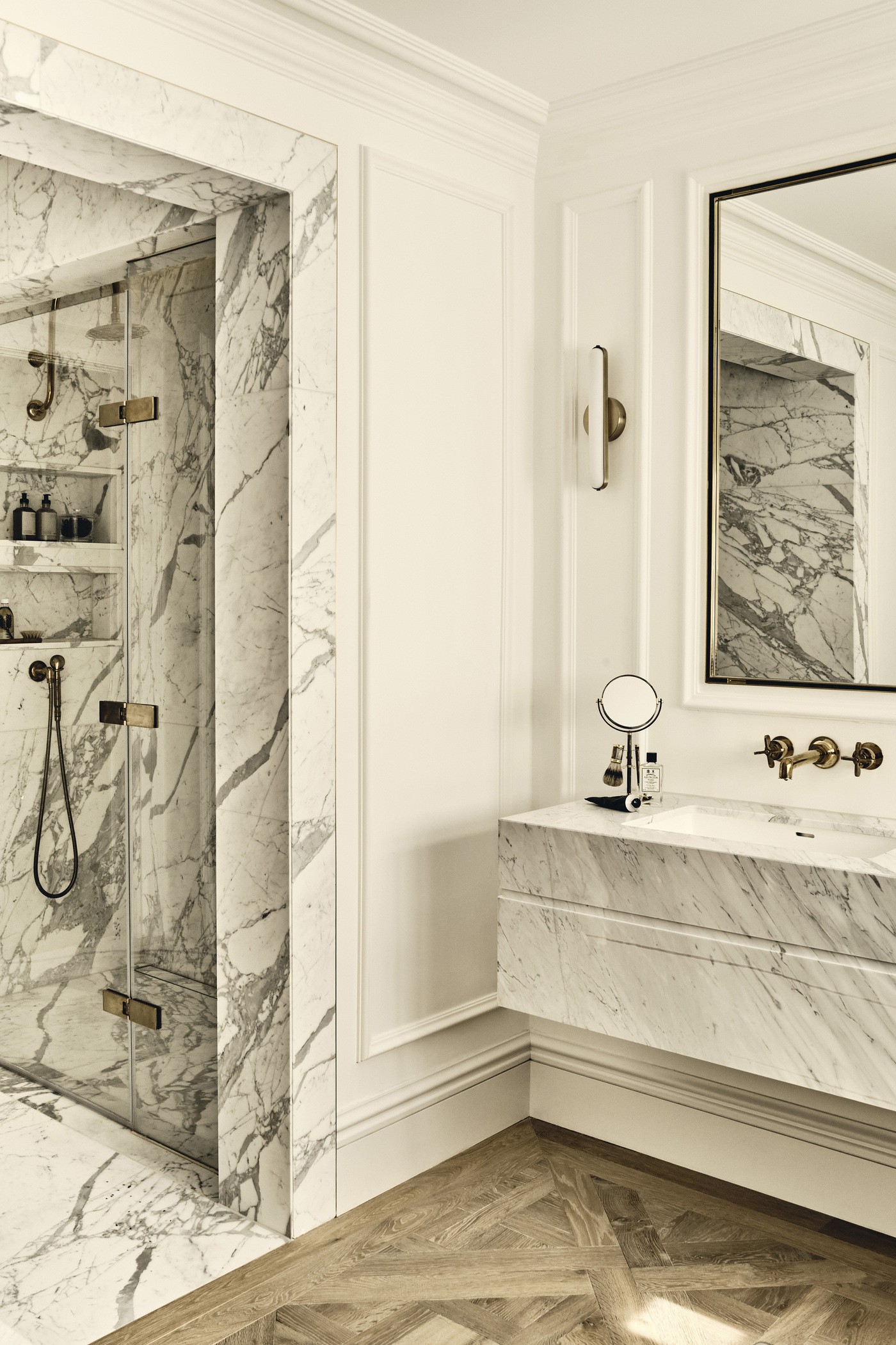 Décor do dia: banheiro com banheira mescla mármore e madeira  (Foto: Banda/Ben Anders)