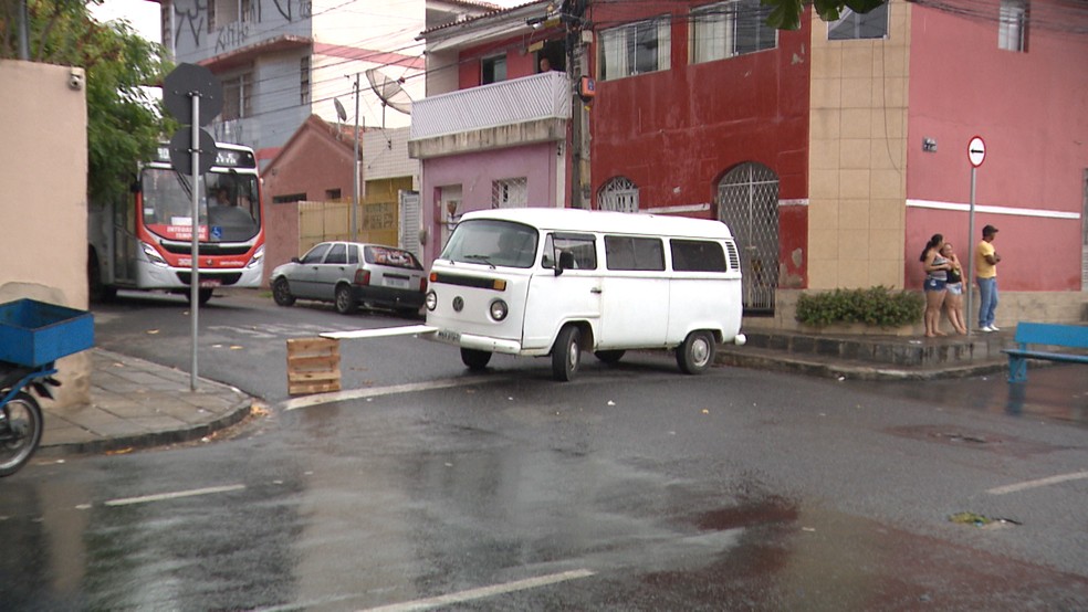 Acidente aconteceu no cruzamento das ruas Martins JÃºnior e Rio Grande do Sul, no bairro da Liberdade, em Campina Grande â Foto: ReproduÃ§Ã£o/TV ParaÃ­ba