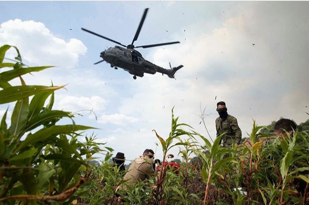 Helicóptero da Marinha foi usado para dar apoio no combate ao incêndio no Pantanal — Foto: Corpo de Bombeiros