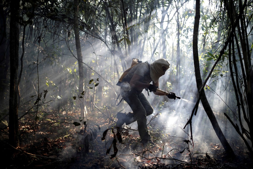 Brigadistas combatem queimada; Brasil teve recorde histórico no número de focos em apenas um ano (Foto: Ueslei Marcelino/Reuters)