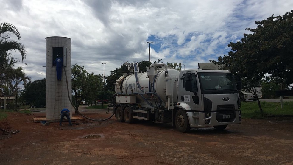 Funcionários da Caesb fazem trabalhos na 'torre' próximo a escola (Foto: Tainá Seixas/TV Globo)
