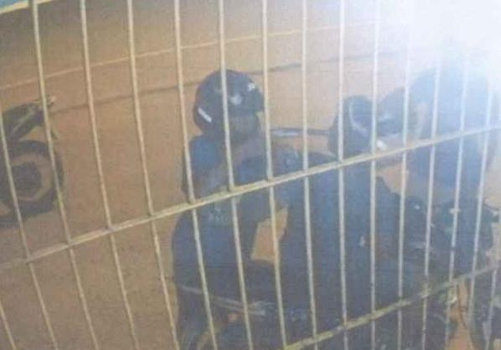 Imagens da câmera de segurança da distribuidora mostram a ação dos bandidos — Foto: Reprodução