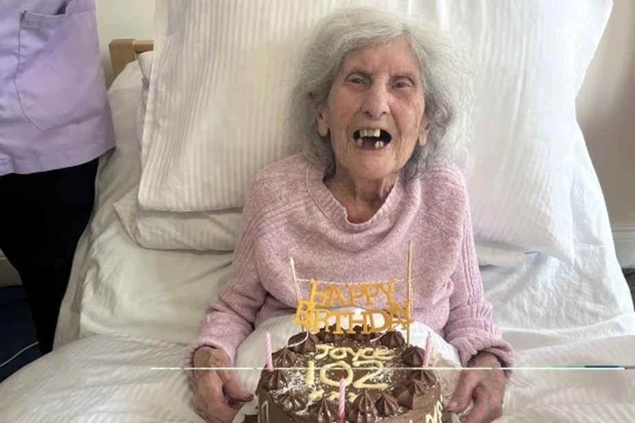 Joyce Jackman comemorando seu aniversário de 102 anos no lar de idosos que mora