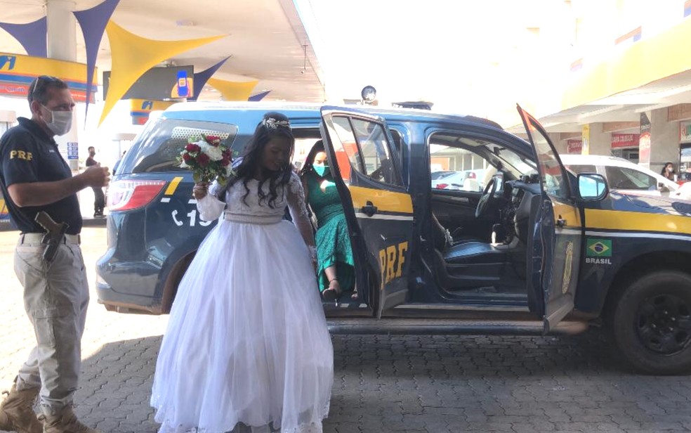 Momento em que noiva chega ao cartório na viatura da PRF — Foto: Arquivo pessoal