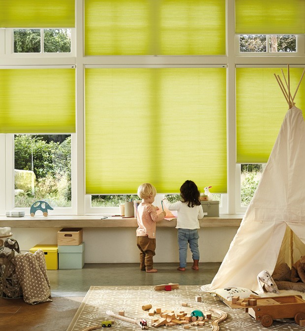 As cortinas Duette® possuem dez opções de acionamento. Destaque para a motorizada,  que dispensa o uso de fios e cordas, ideal para casas com crianças e pets (Foto: Divulgação)