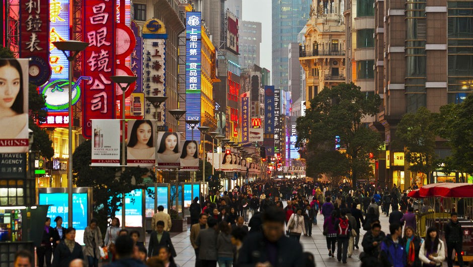 Rua de Xangai, na China. A Didi opera em 400 cidades do país e possui cerca de 400 milhões de usuários (Foto: Mgmoscatello / Wikimedia Commons)