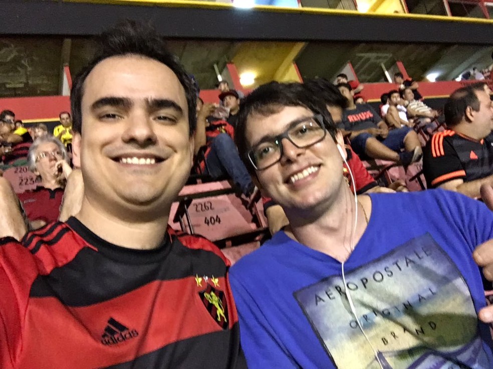 O médico João Pedroza de Oliveira (à esquerda) assiste a jogo do Sport com um amigo (Foto: Arquivo pessoal)