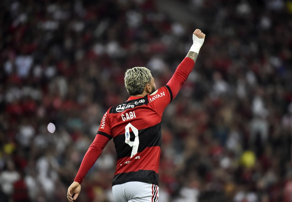 [ANÁLISE] Torcida levanta o Flamengo e time supera má pontaria em vitória