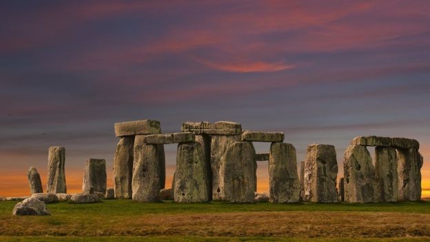 BBC - Por mais que investiguem, nenhuma teoria chega perto de explicar o quebra-cabeça de Stonehenge (Foto: Getty Images via BBC News)