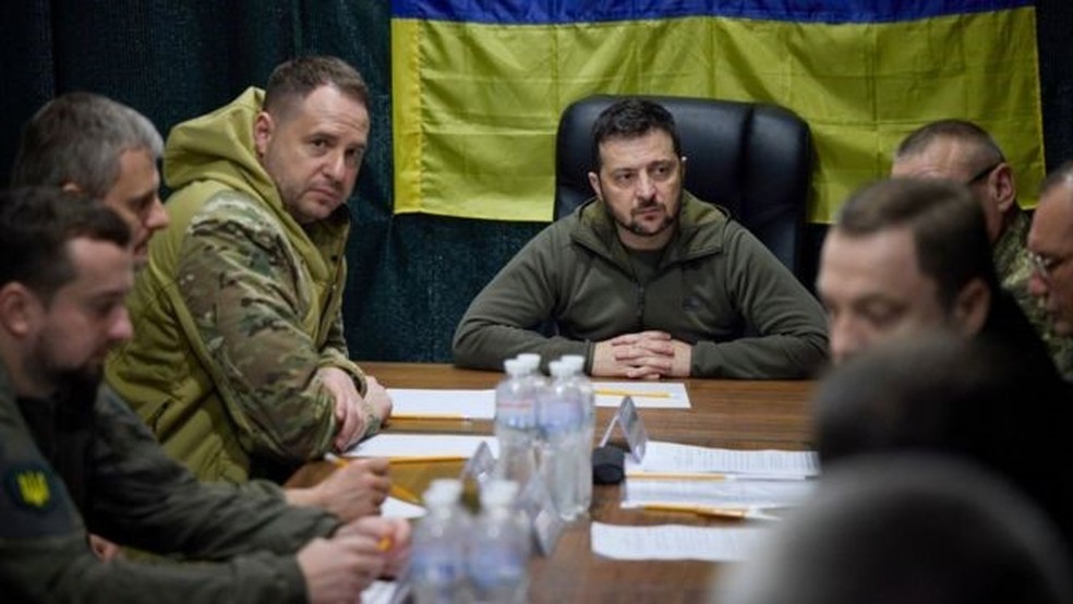 Zelensky durante encontro com líderes militares em Kherson — Foto: EPA