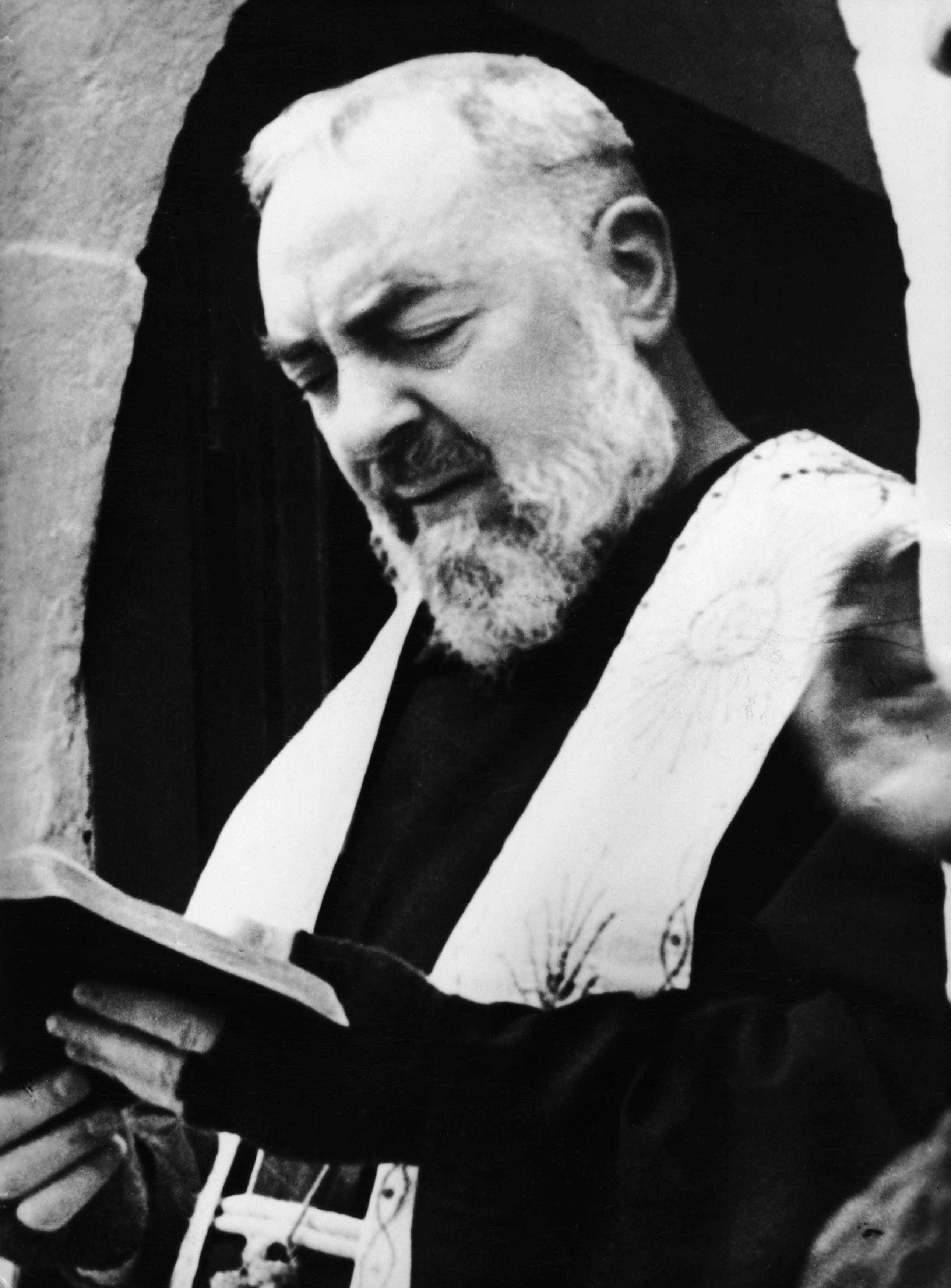 O Padre Pio de Pietrelcina (1887-1968) em missa em 1960 (Foto: Getty Images)