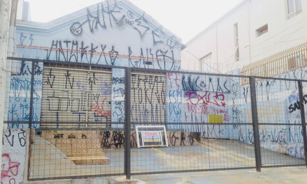 Dono colocou imóvel a venda após pichações e ações de vandalismo em MS (Foto: Graziela Rezende/G1 MS)