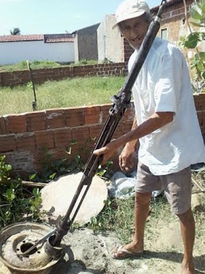 Agricultor mostra a máquina com a qual perfurou poço de água em Ipueira, RN (Foto: Tarcísio Santos)