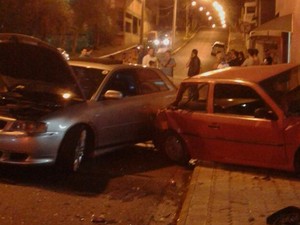 Motorista acertou traseira de veículo parado em avenida (Foto: Arquivo Pessoal/Flávio Henrique Amaral) Motorista acertou traseira de veículo parado em avenida (Foto: Arquivo Pessoal/Flávio Henrique Amaral)