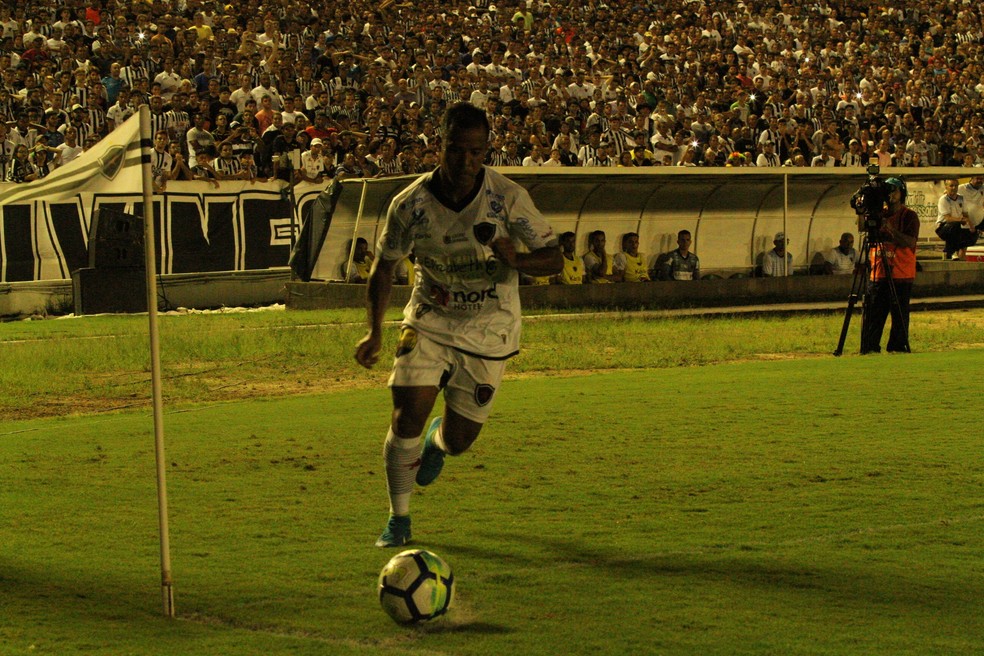 A bola parada de Marcos Aurélio é uma das armas do Botafogo-PB para o duelo deste domingo contra a Desportiva (Foto: Cisco Nobre/GloboEsporte.com)