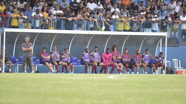 Paulo Sousa observa o jogo