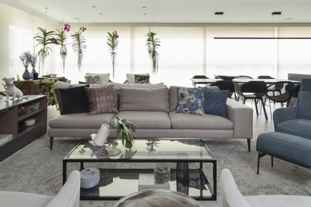215 m² com orquídeas penduradas, terraço integrado e décor contemporâneo (Foto: Evelyn Muller)