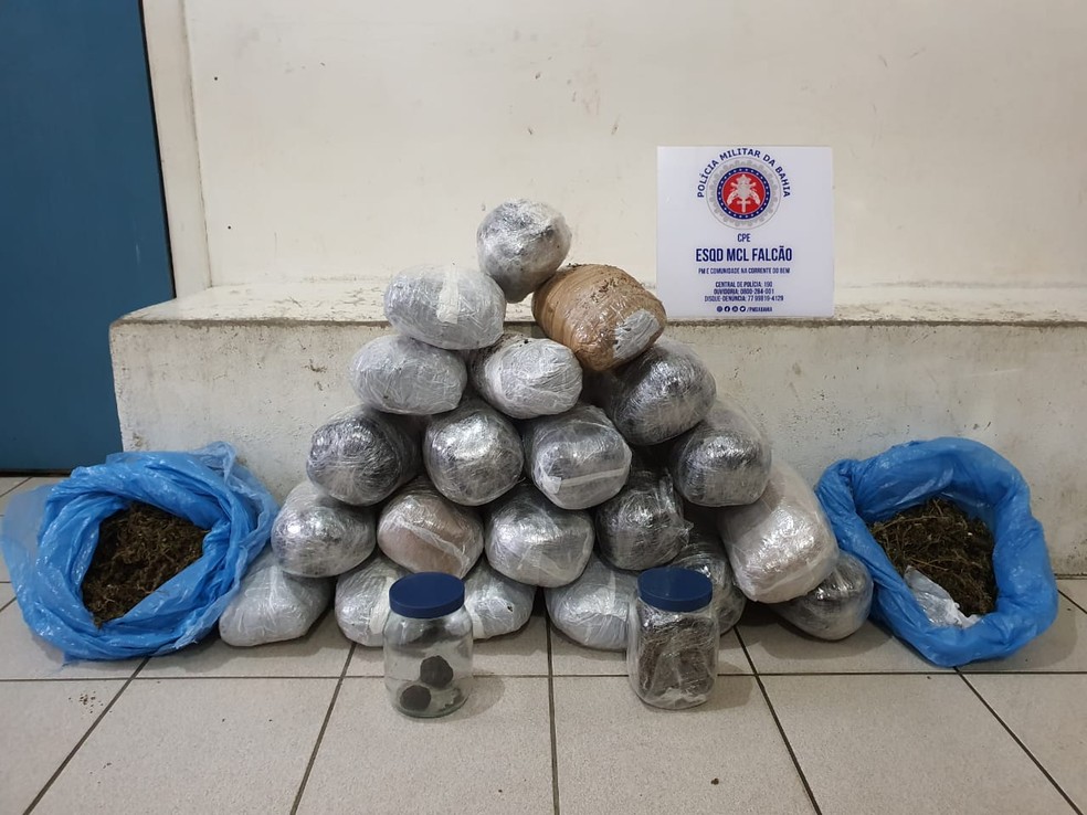 Homem foi preso ap&oacute;s ser flagrado com pacotes de maconha &mdash; Foto: Divulga&ccedil;&atilde;o/SSP