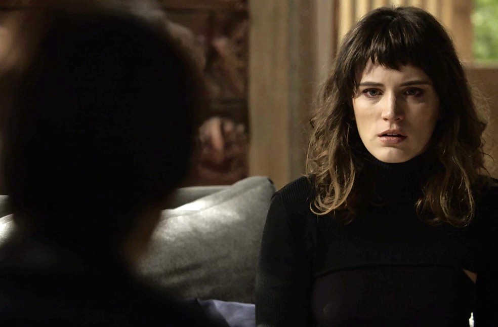 Clara fica chocada ao saber que Adriana é parente de Sophia (Foto: TV Globo)