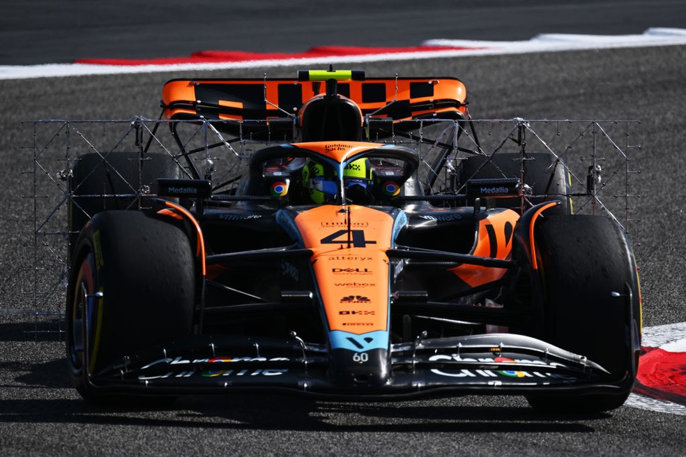 McLaren instalou grades ainda maiores no MCL60 no 2º dia de testes da F1 2023 — Foto: Clive Mason/Getty Images