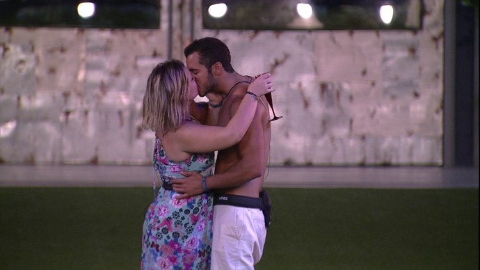 Matheus e Maria Claudia se beijam (Foto: TV Globo)