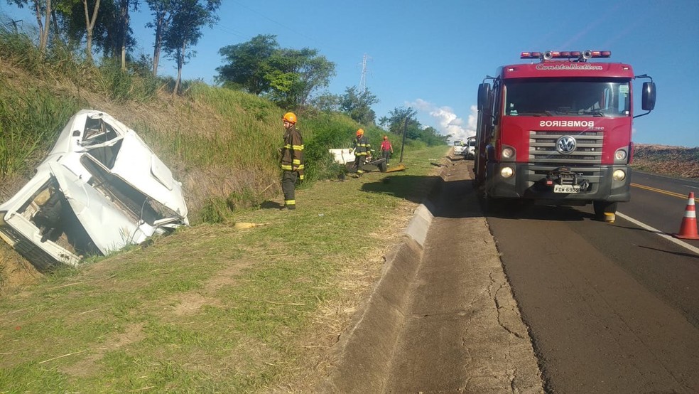 Capotamento de caminhonete matou motorista e deixou passageiro ferido em Junqueirópolis (SP) — Foto: Polícia Militar Rodoviária