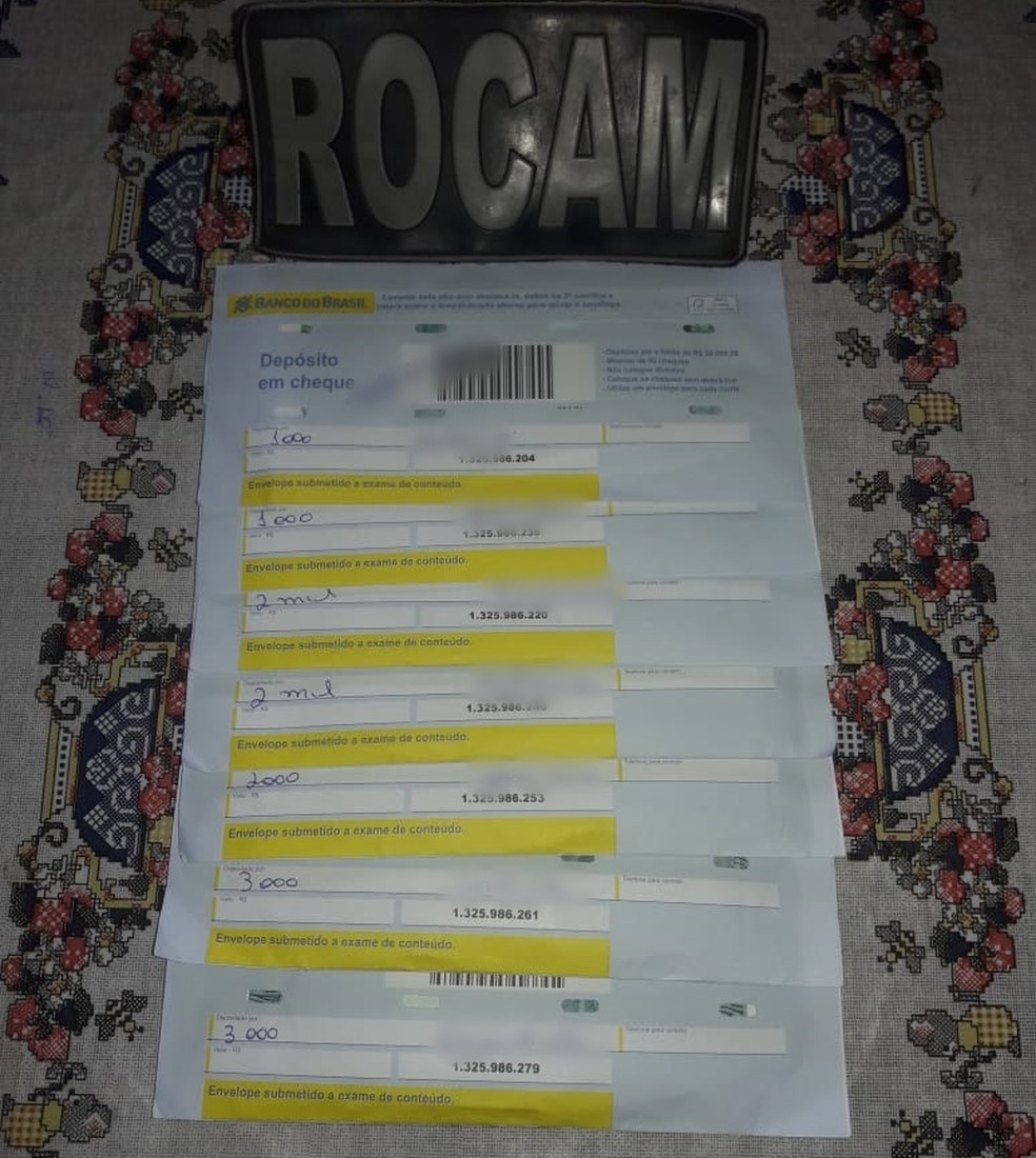 Envelopes encontrados pela PolÃ­cia Militar somam R$ 14 mil â€” Foto: DivulgaÃ§Ã£o/Rocam