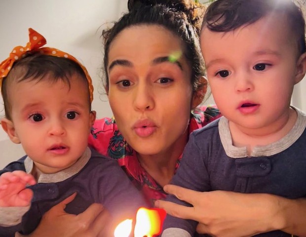 Nanda Costa com as gêmeas Kim e Tiê (Foto: Reprodução/Instagram)