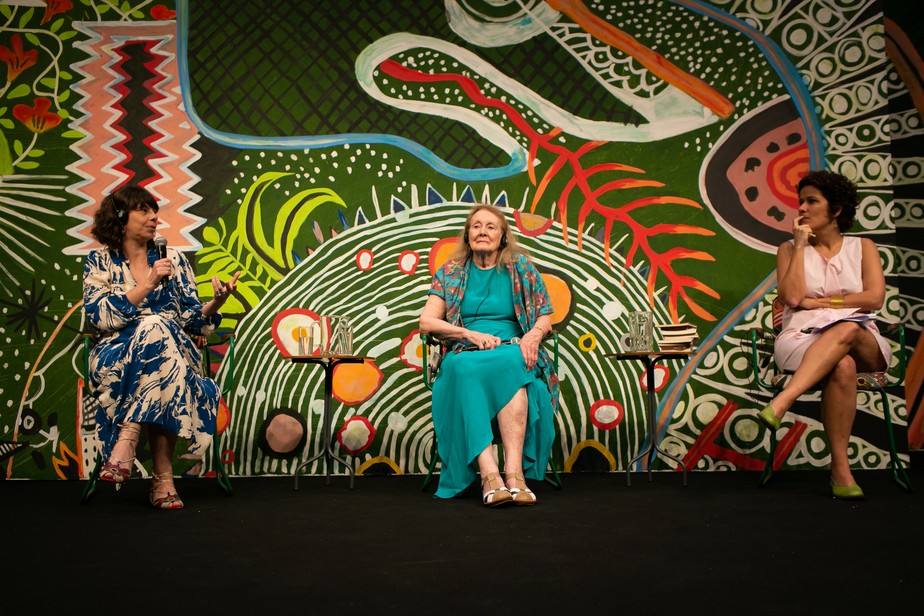 As escritoras Veronica Stigger e Annie Ernaux em mesa da Flip mediada por Rita Palmeira