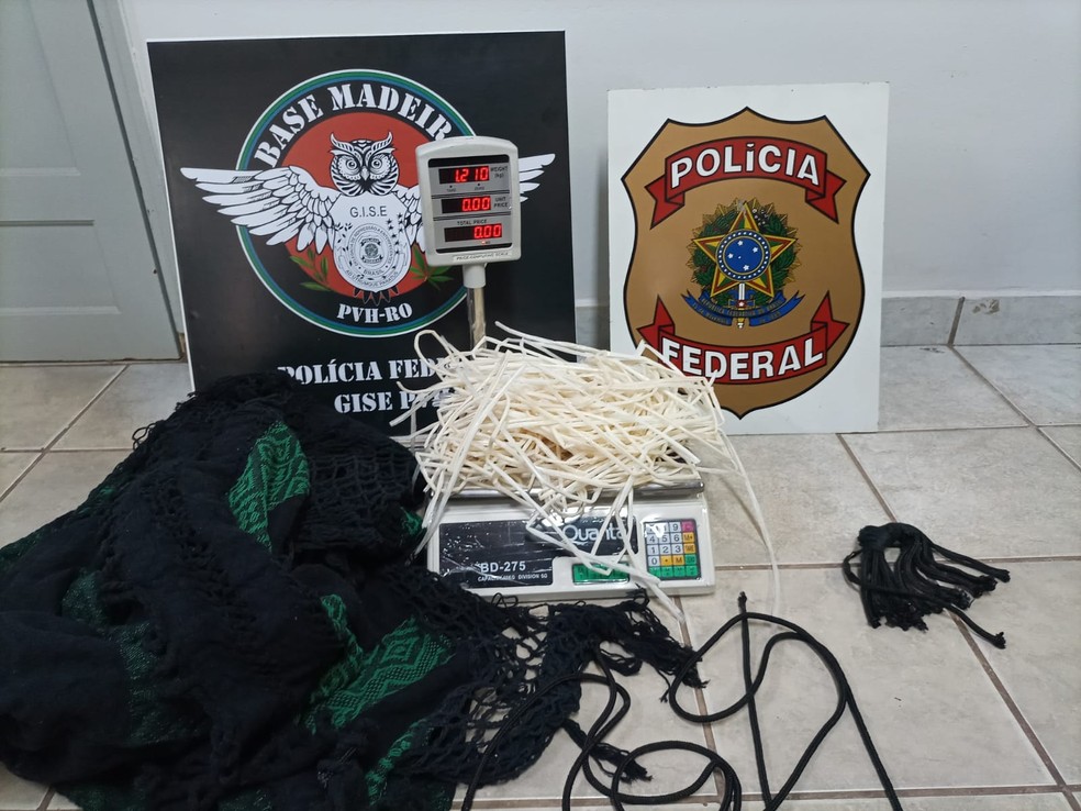 Droga também estava dentro de vários tubos inseridos entre os fios de duas redes. — Foto: PF/Reprodução