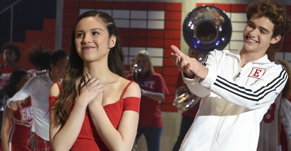 Joshua Basset e Olivia Rodrigo, do álbum "SOUR", em cena da série de High School Muscial (Foto: Reprodução/Disney+)