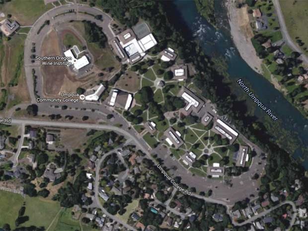 Imagem do Google Earth mostra imagem de satélite do Umpqua Community College, onde ocorreu o tiroteio (Foto: Reprodução/Google)