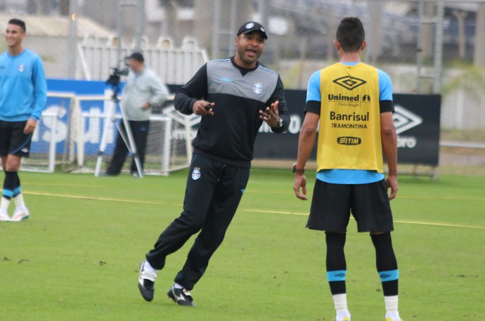 Em treino sem Giuliano, Roger testa laterais reservas para jogo com Avaí