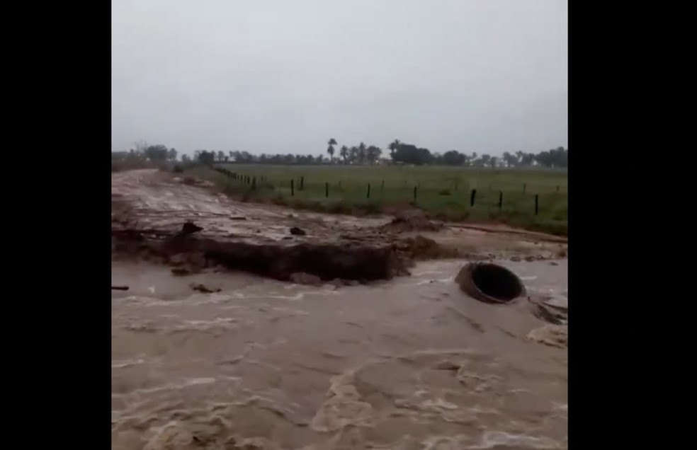 Chuva forte derruba ponte em uma região de Axixá do Tocantins  — Foto: Divulgação 