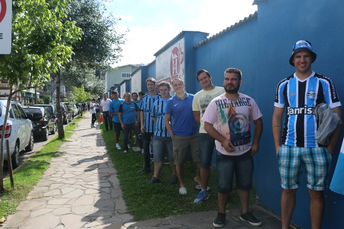 Gremistas fazem fila e até madrugam por ingresso para jogo-treino na Serra