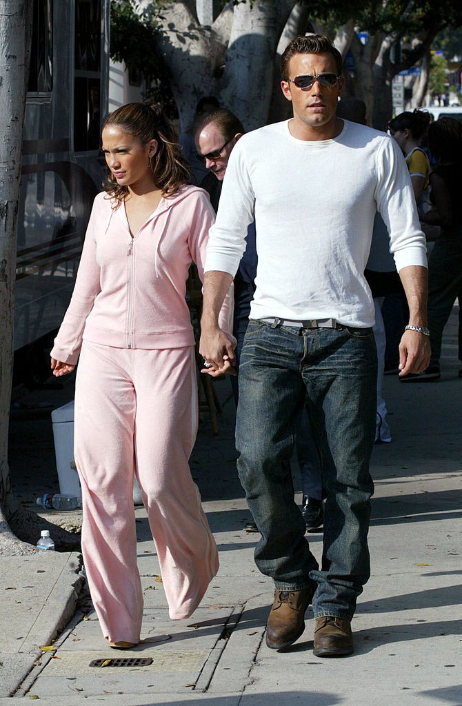 BEVERLY HILLS, CA - OCTOBER 20:  Actress/singer Jennifer Lopez and actor Ben Affleck hold hands while filming her new music video at Barefoot restaurant on October 20, 2002 in Beverly Hills, California.  (Photo by Mel Bouzad/Getty Images) (Foto: Getty Images)