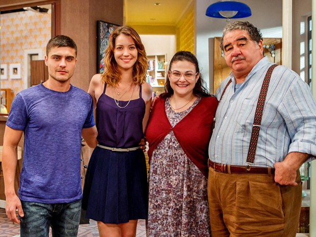 Laura mora com os irmãos Gustavo e Bia e o avô Vicente (Foto: Artur Meninea/ Gshow)