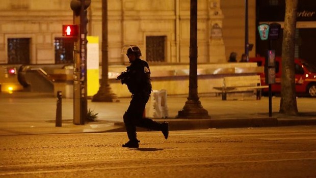 Policiais cercam área em que um tiroteio deixou um policial morto na área central de Paris (Foto: Ian Lagsdon/EFE)