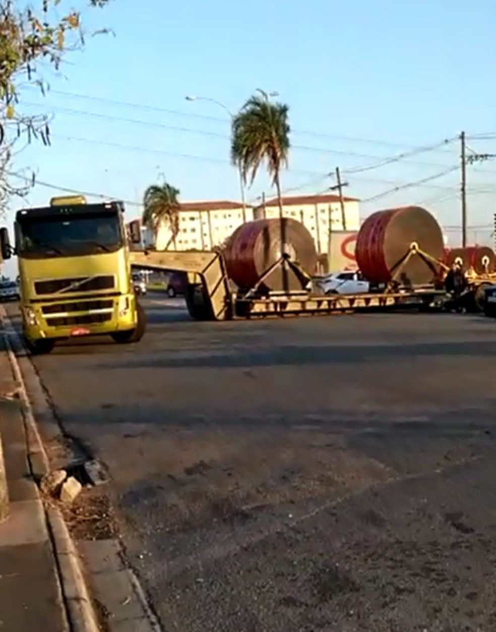 Carreta entala em avenida de Jundiaí (SP) — Foto: Arquivo pessoal