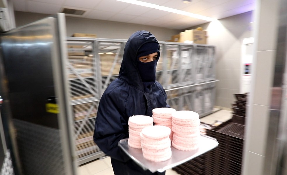 Funcionário do McDonald's retira hambúrguer de estoque congelado (Foto: Fábio Tito/G1)
