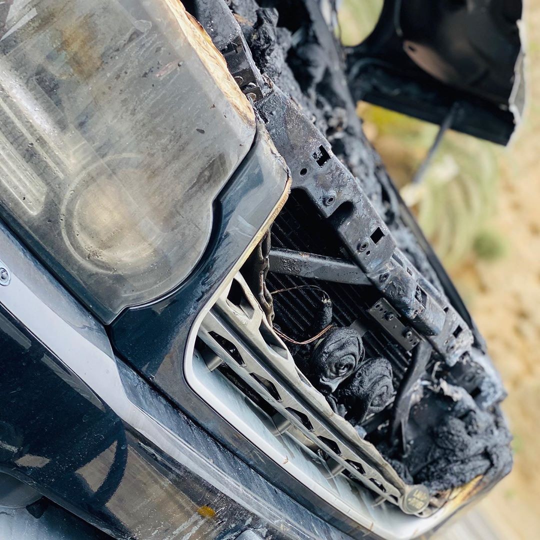 O apresentador Richard Bacon mostrou no Instagram como ficou o seu carro após ter pegado fogo (Foto: Reprodução / Instagram)