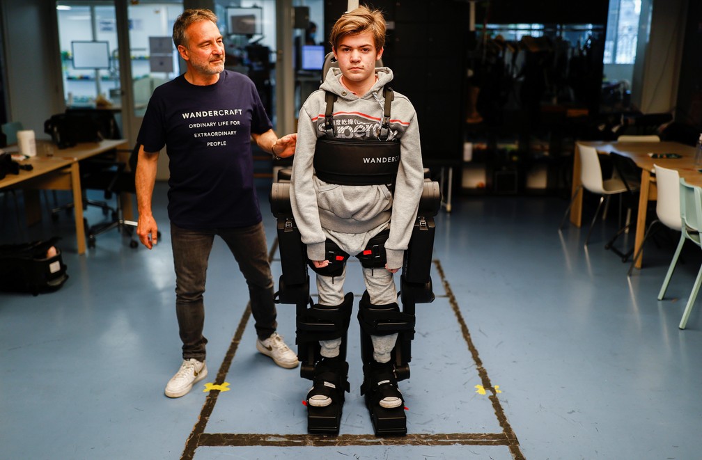 Pai constrói um exoesqueleto para ajudar filho em cadeira de rodas a andar — Foto: Christian Hartmann/Reuters