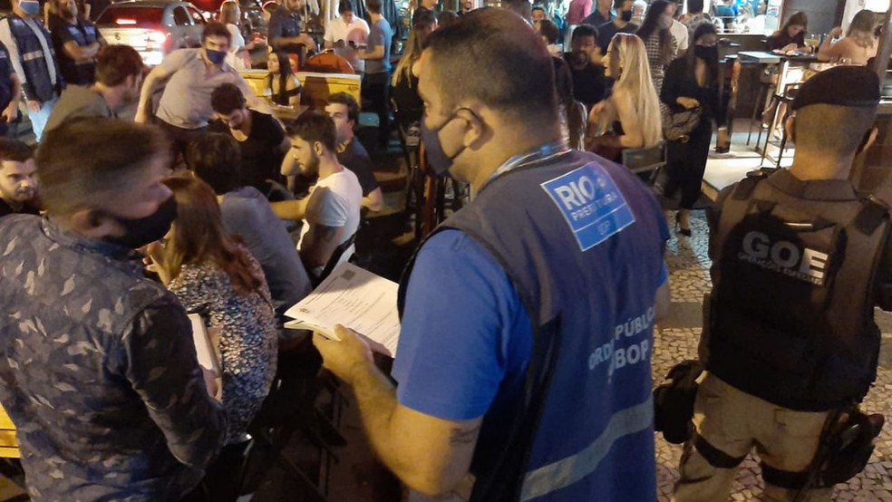 Fiscais da prefeitura aplicaram multas em bares do Leblon por desrespeito às normas sanitárias para conter Covid-19 — Foto: Prefeitura do Rio/Divulgação
