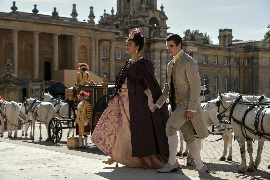 O Palácio de Blenheim, ao fundo, serviu de cenário para a série Rainha Charlotte, da Netflix
