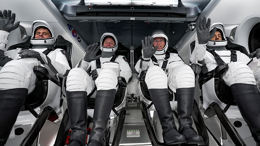 Os quatro membros do SpaceX Crew-6 (da esquerda para a direita): Andrey Fedyaev, Woody Hoburg, Stephen Bowen e Sultan Alnedayi, dentro do Crew Dragon Endeavor antes do lançamento em 2 de março de 2023 — Foto: Nasa