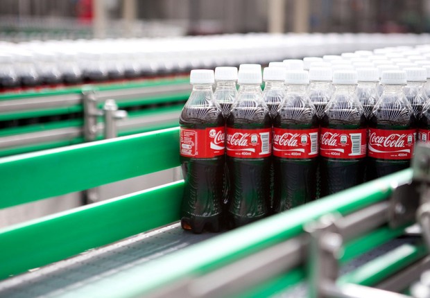 Linha de engarrafamento da Coca-Cola em fábrica da Femsa na Cidade do México (Foto: Reprodução/Facebook)