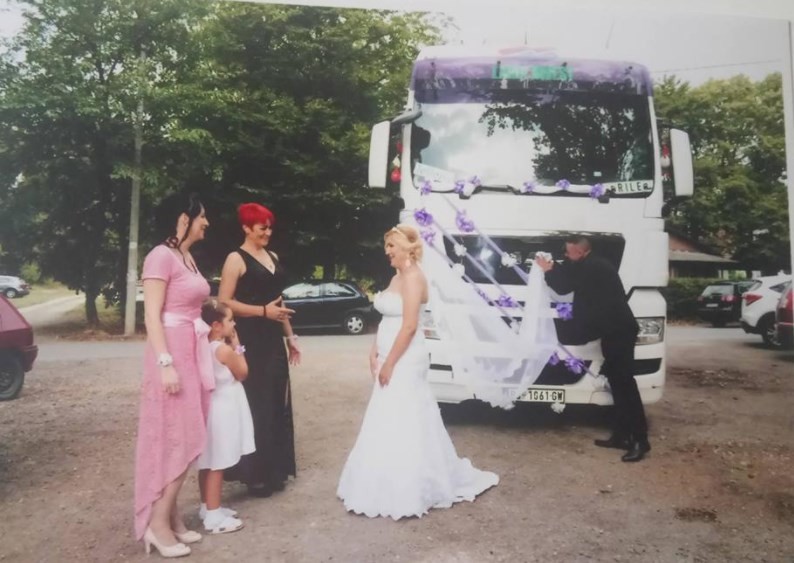 Noiva sérvia chegou ao casamento em Belgrado a bordo de caminhão