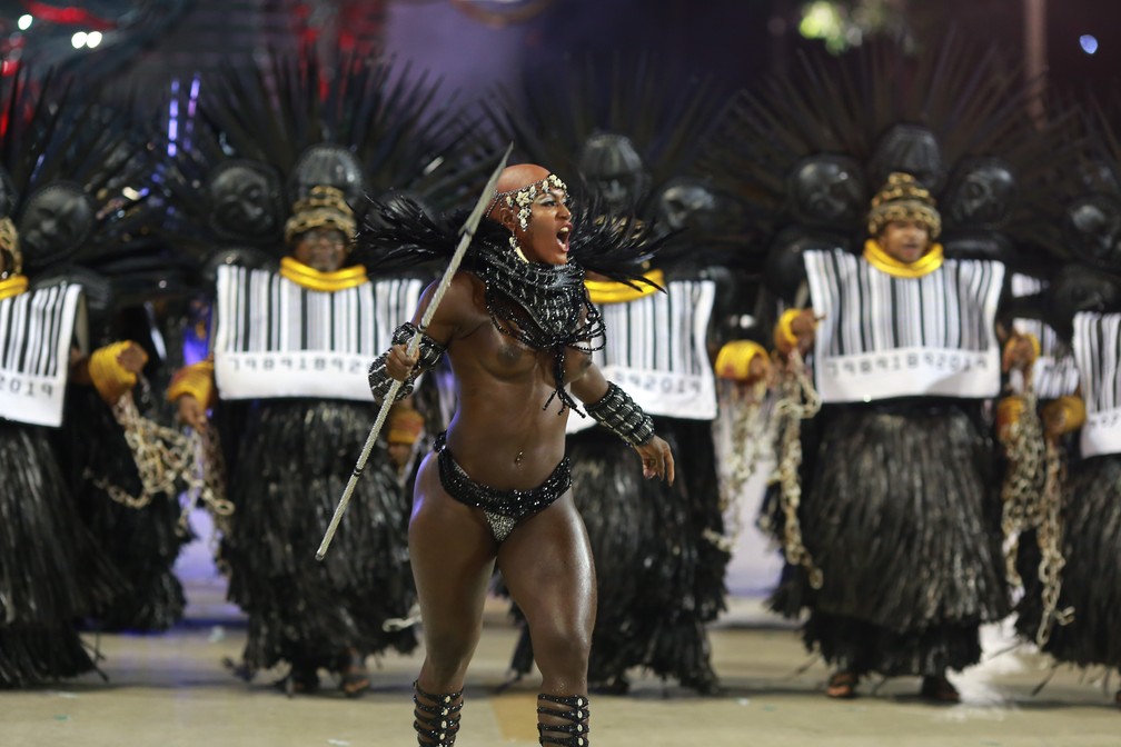 Musa da Imperatriz Leopoldinense Ã  frente de ala que aborda a comercializaÃ§Ã£o de negros durante o perÃ­odo escravocrata â€” Foto: Rodrigo Gorosito/G1